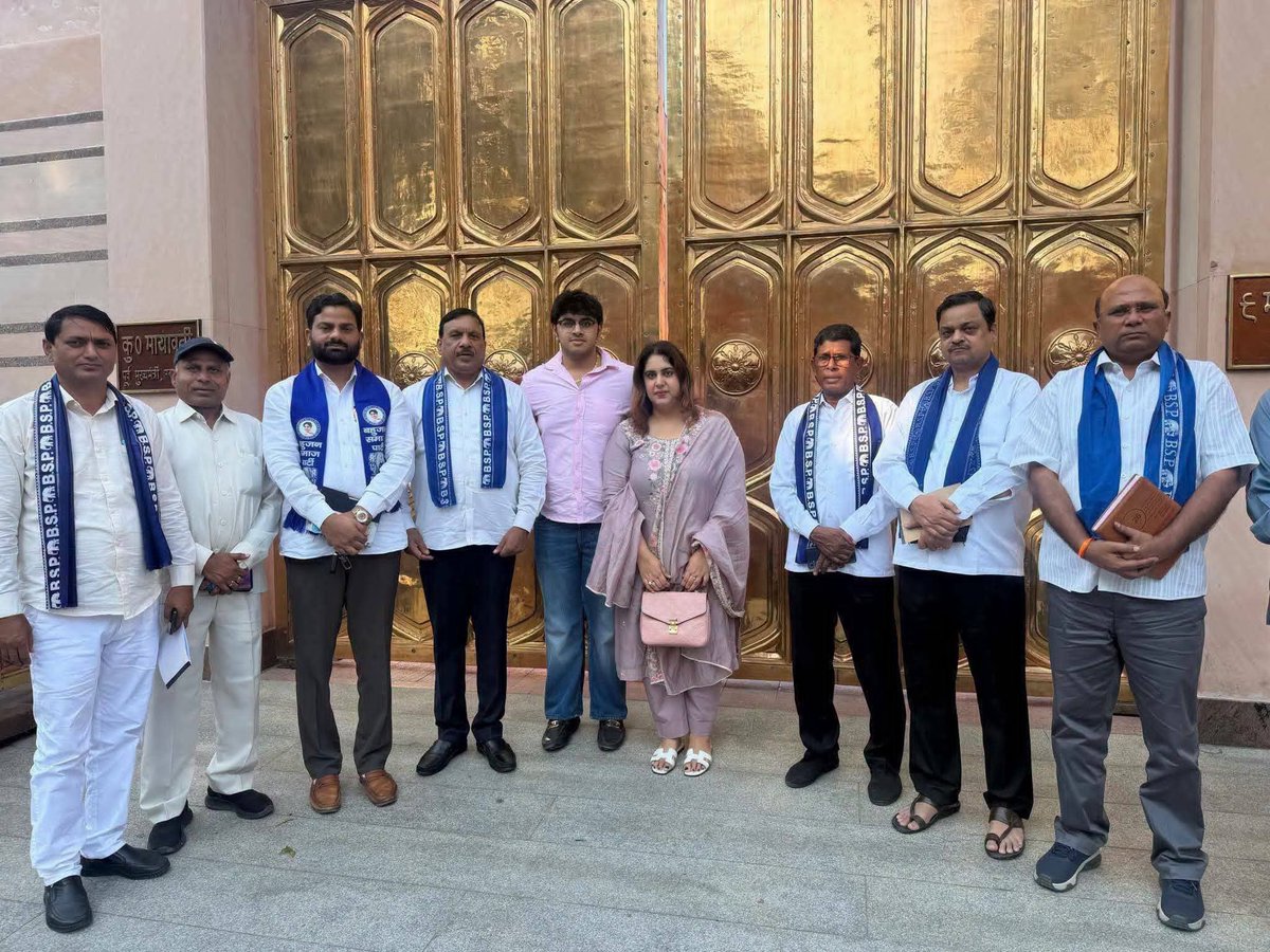 rafi12147's tweet photo. बिजनौर के बढ़ापुर विधानसभा से तान्या सिंह नागपाल माननीय बहनजी से मुलाकात कर बीएसपी में शामिल। https://t.co/86JFAwfj4i