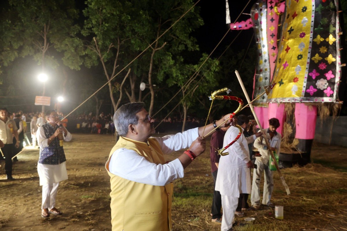 upadhyaysbjp's tweet photo. अधर्म पर धर्म और असत्य पर सत्य की विजय!

श्रीराम धार्मिक रामलीला समिति (पंजी.) द्वारा आयोजित दशहरा महोत्सव में रावण, कुंभकरण और मेघनाद के पुतलों का दहन बुराई पर अच्छाई की विजय के शाश्वत संदेश के साथ संपन्न हुआ।

प्रभु श्रीराम द्वारा रावण का वध इस शाश्वत सत्य का प्रतीक है कि अहंकार, अन्याय और अधर्म चाहे कितने भी शक्तिशाली क्यों न हों, अंततः विजय सत्य और धर्म की ही होती है।

विजयादशमी का पावन पर्व हमें प्रभु श्रीराम के आदर्शों को आत्मसात कर सत्य, मर्यादा और न्याय के मार्ग पर चलने का संदेश देता है।

मर्यादा पुरुषोत्तम प्रभु श्रीराम का आशीर्वाद समस्त दिल्लीवासियों पर सदैव बना रहे।

जय श्रीराम! 🚩🙏

#Vijayadashami #ShriRamDharmikRamlilaSamiti #RamlilaMahotsav #MalviyaNagarVidhansabha