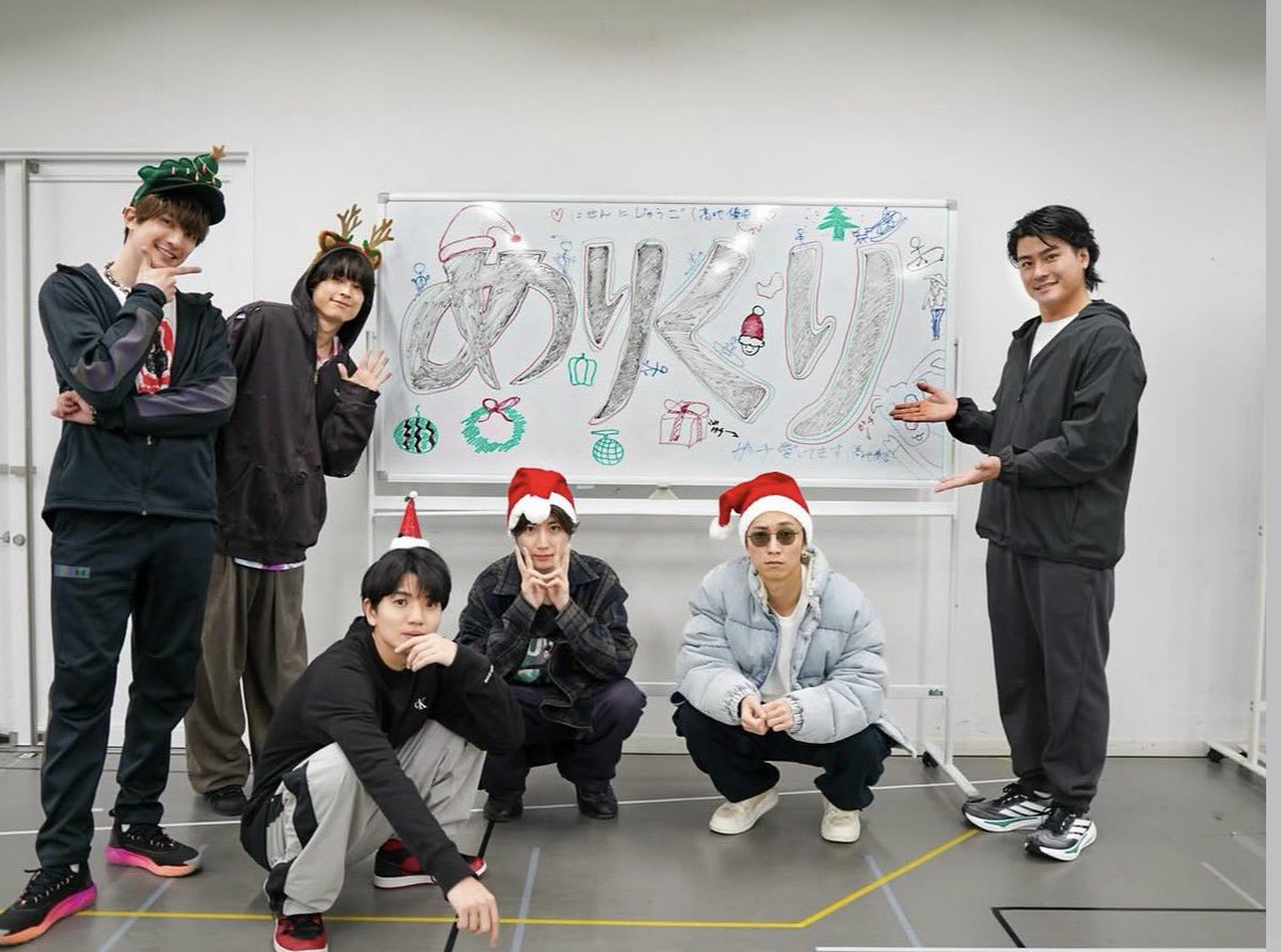tig_nya3's tweet photo. つまり。クリスマスも私達のことを考え、歌って踊っていたということですか❓それは、結婚しようという概念と一致します。（いいえ。） https://t.co/Fa8LyId6DU