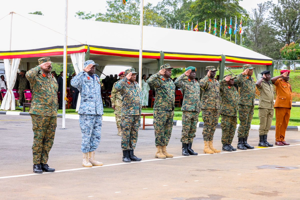 StateHouseUg's tweet photo. President @KagutaMuseveni commended the Chief of the Defence Forces and UPDF commanders for fighting corruption and improving soldiers’ welfare, including barracks and pay. https://t.co/sOIfRQvr9A