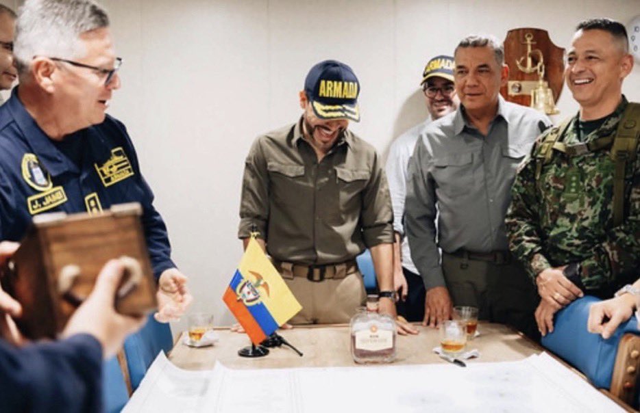 JAantifascista's tweet photo. Pone la botella de ron con la etiqueta de frente haciendo publicidad de un ron que no se vende. Al mismo tiempo y sin pudor alguno, pone a los militares en riesgo de proceso disciplinario y penal, pues a ellos les es prohibido consumir alcohol en horas de servicio. ¡Bobos útiles! https://t.co/vp7igyjYdt