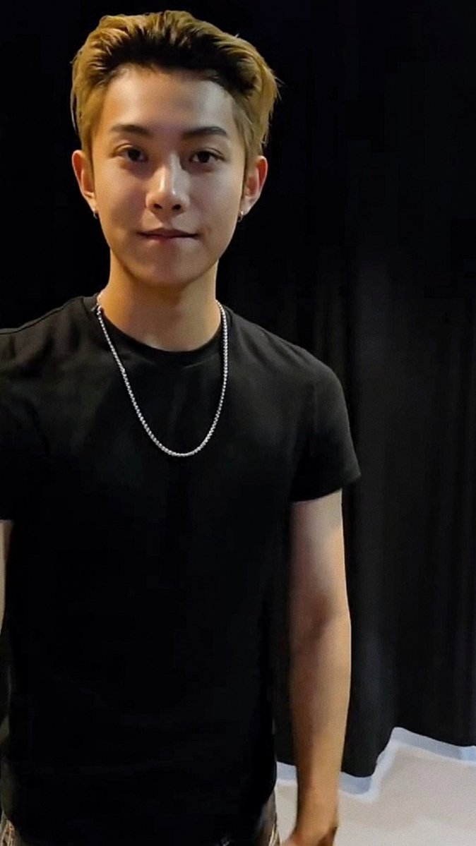 irulngshot's tweet photo. ryul, ur shoulders were 54 cm before. sekarang nambah berapa ... 🫠🫠🫠 https://t.co/bYUy4QznLB