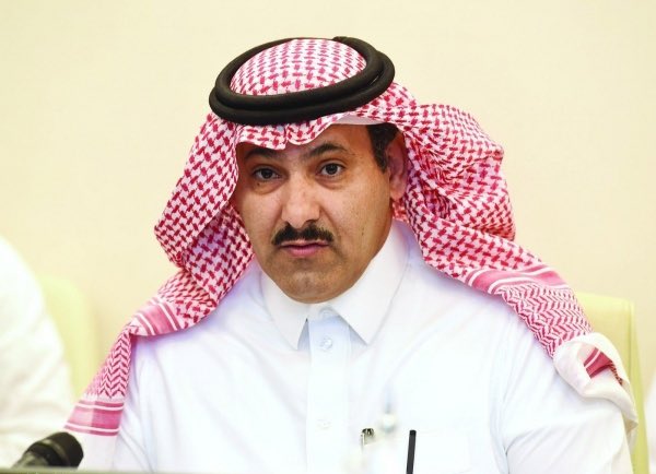 SaudiNews50's tweet photo. التصريح الكامل للسفير السعودي باليمن قبل قليل:

إذا كان تفكيرك مطرقة فسترى كل شيء مسماراً»؛ وهذا حال الحوثي الذي يرى في كل أزمة فرصة للتصعيد، وفي كل استحقاق سياسي عائقًا أمام مشروعه، وفي دماء اليمنيين وقودًا لمغامراته.

هرب من استحقاقات الحوار الوطني، واستحقاقات خارطة الطريق، وأقحم اليمن في صراعات إقليمية لا تخدم الشعب اليمني وتراعي احتياجاته الاساسية، ثم عاد يتاجر بمعاناة اليمنيين ويتهم الآخرين بتعطيل السلام!

 مطار صنعاء كان يعمل وتُسيَّر عبره الرحلات، حتى احتجز في يونيو 2024 أربع طائرات للخطوط اليمنية، انتهت بسببه وأمام أعين الجميع بتدمير المطار والطائرات الأربع في مايو 2025. وحين طُرحت المبادرات، ومنها استئجار طائرات تحت إشراف الخطوط اليمنية، ومبادرة أخرى أردنية لتسيير رحلات عمّان–صنعاء، قوبلت بالرفض أو بشروط جديدة. فمن عطّل المطار حقًا؟

ويتحدث عن الحصار، فيما تستقبل موانئ الحديدة شحنات الغذاء والأدوية والوقود والبضائع التجارية بشكل يومي، ثم يحوّل إيراداتها وكافة موارد الدولة، من الاتصالات والضرائب والجمارك والواجبات وزكاة الخُمس التي يأخذها طوعًا أو كرهًا، لتمويل حربه على اليمنيين،و المملكة وعلى السفن التجارية في الممرات البحرية، رافضاً تسليم رواتب الموظفين وتحمله مسؤولية الخدمات في المناطق التي يسيطر عليها بقوة السلاح، مستخدماً العنف ضد من يطالب بها أو من يعارضه.

وهذه ليست اتهامات مرسلة؛ ففي تقريره النهائي، أفاد فريق خبراء الأمم المتحدة (S/2024/731) بأن الحوثيين تستغل سيطرتها على قطاع الاتصالات لجمع الأموال لسلاحها المسيّر وقواتها الساحلية عبر ملايين الرسائل النصية، وأنها حصّلت نحو 994 مليار ريال رسوم جمركية على الوقود الوارد عبر موانئ الحديدة بين أبريل 2022 ويونيو 2024 وحدها. وقدّر الفريق دخلها من هذا القطاع بنحو 1.34 تريليون ريال. كما يحصل الحوثيين على ٢ مليار دولار سنويا من النفط المهرب فقط، كل هذه الأموال وغيرها تُسخّر لأغراض 
عسكرية.

 إن الممارسات الحوثيه تكشف عن نمطٍ متكرر في توظيف الأزمات وأداةً للضغط السياسي ثم يتقمص دور الضحية متجاهلًا مسؤولية قراراته ، والنتيجة وطن منهك، وشعب يدفع فاتورة مشروع يخدم اجندات خارجية ومغامرات متطرفة لاتنتهي.

وفي تعز تتجلى المأساة بوضوح أكبر : فهو يحاصر سكانها المدنيين ويقطع الطريق عليهم ويزيد من معاناة اخوتنا في تعز من الوصول إلى الغذاء والدواء.
كيف يستقيم أيُ حديث مع حصار تعز، وتعطيل المطار، وإقحام البلاد في صراعات إقليمية، وإراقة الدماء، وتعطيل استحقاقات السلام؟

اليمن ليس ملكًا للحوثي، وتعز لن تكون رهينة لمشروعه، وسيخرج اليمن وشعبه منتصرا بإذن الله، فاليمن يستحق دولة مستقرة، ومؤسسات فاعلة، ورواتب منتظمة، وطرقًا مفتوحة، وسلامًا يحفظ كرامة مواطنيه .
.
أما المملكة، فستحمي شعبها وأمنها وأراضيها وسفنها وستستمر داعماً و سندًا للشعب اليمني الشقيق وحكومته الشرعية، حتى يتحقق الامن والسلام والاستقرار ودعم تنميته وازدهاره.
حفظ الله المملكة و اليمن وشعبها الشقيق بكل من أراد بهما شراً  .

-