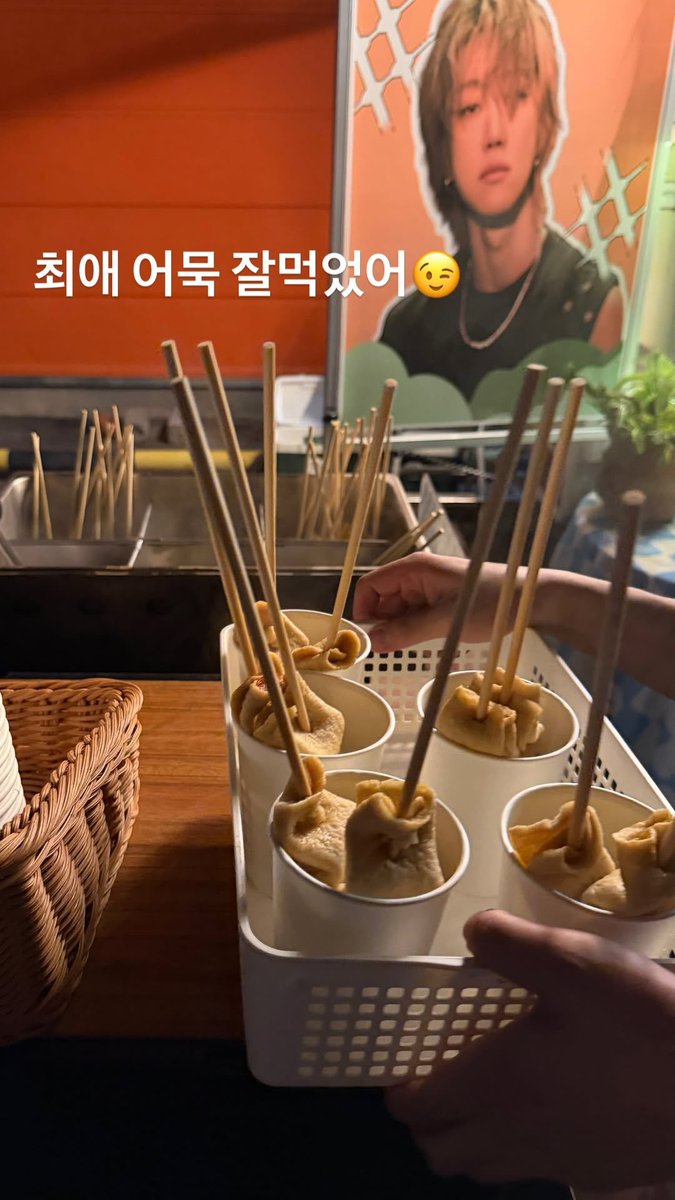 minghaocheoI_'s tweet photo. AWWWWW OMG MINGHAO SENT A FOOD TRUCK FOR SEUNGKWAN'S FILMING?????? 🥹🥹🥹🥹 

MY KWANHAO ￼￼￼￼￼😭😭😭😭😭😭😭 https://t.co/aYTdOfj3cS