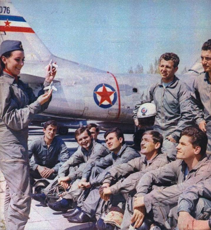YugoslavVisuals's tweet photo. Yugoslavia Air Force pilots pay special attention to a demonstration, 1970s. https://t.co/Kc8pn5HksP