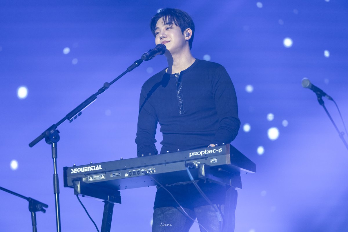cianalcs's tweet photo. 261017  #도준 #Dojoon  #더로즈 #TheRose https://t.co/psqCCubJLq