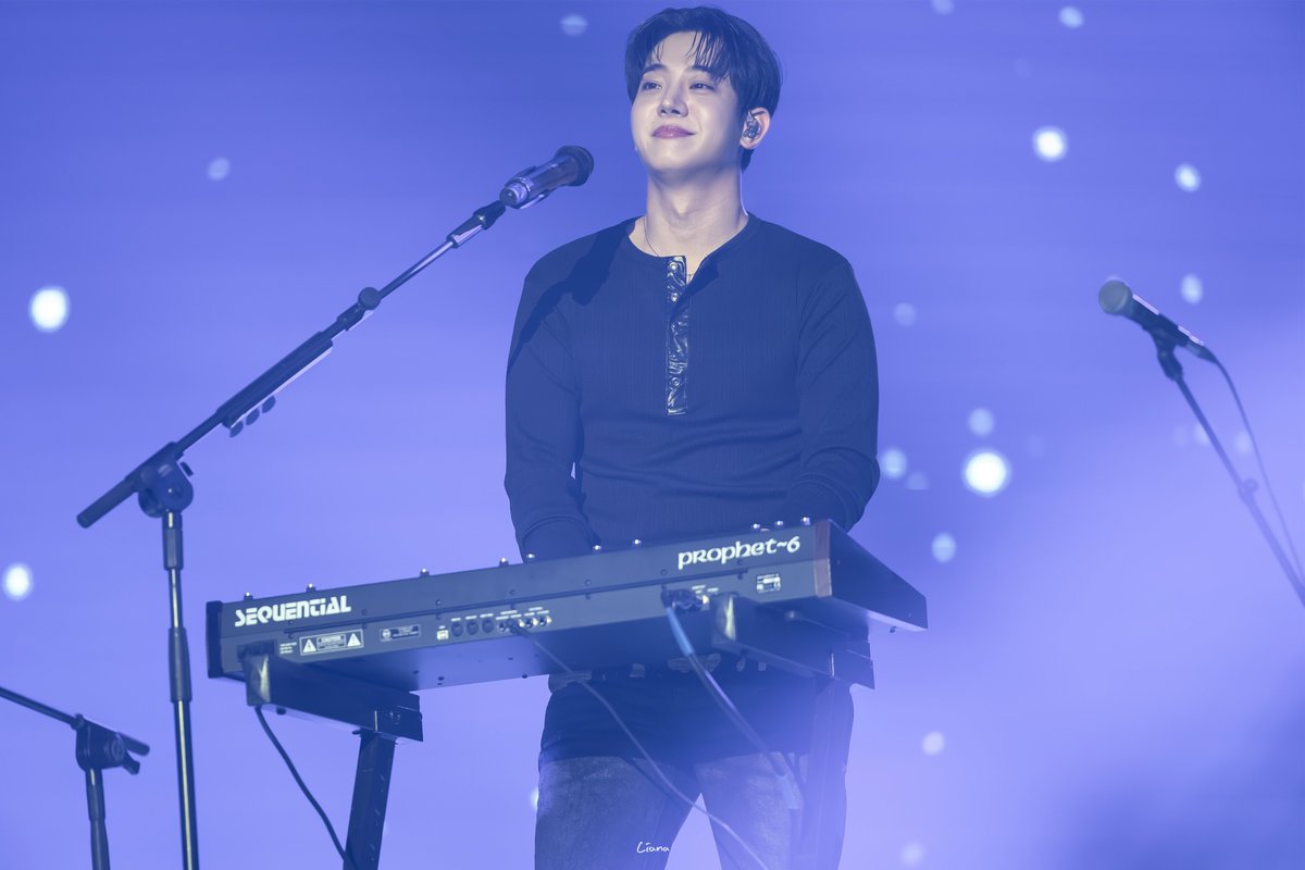 cianalcs's tweet photo. 261017  #도준 #Dojoon  #더로즈 #TheRose https://t.co/psqCCubJLq