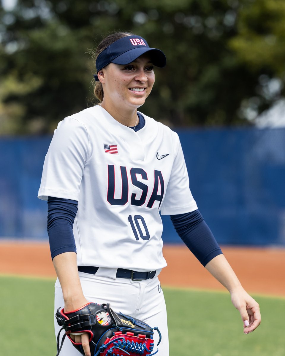 USASoftball's tweet photo. ‘Tis the season for a new custom glove 🎁

Order you custom glove on https://t.co/CZfvw5AXtk by 10/27 for guaranteed delivery by 12/24!

 @RawlingsSB x #USASoftball https://t.co/xOFmg61mJG