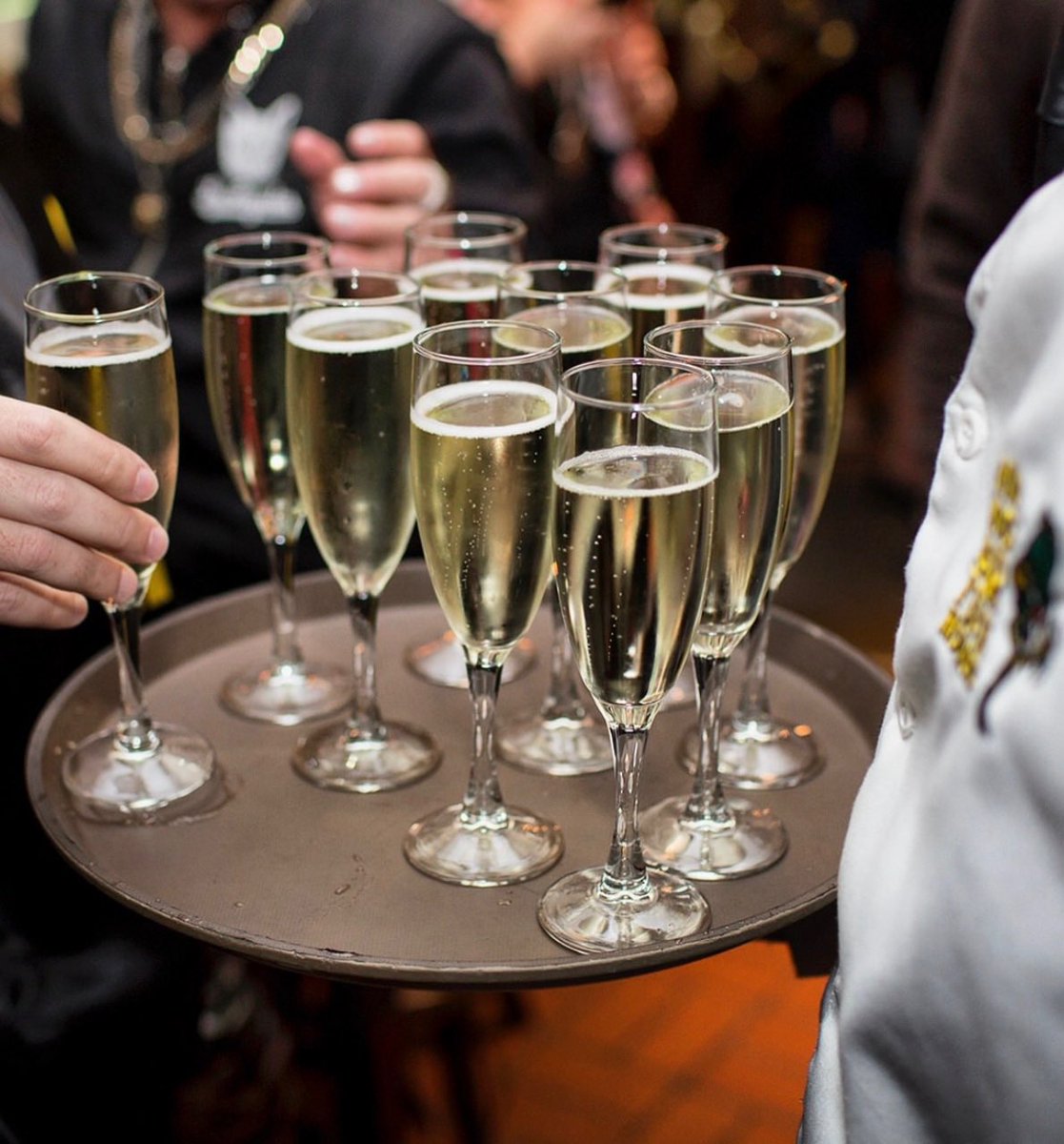 HugosFrog's tweet photo. We’ll be busting out the bubbly! 🍾 Holiday celebrations are better at Hugo’s. From festive brunches and lunches to holiday dinners and cocktail receptions, we have spaces available for gatherings big and small. To learn more, call (312) 587-0508. https://t.co/JXO8Q79SUy