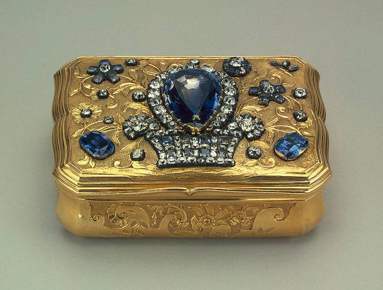 AraceliRego's tweet photo. En el siglo XVIII. en Rusia, la moda de las cajas de rapé para el tabaco se ha extendido. La emperatriz Catalina II los recogió con entusiasmo. Muchos de ellos estaban decorados con hermosos camafeos o pinturas https://t.co/FRf2wFVOzN