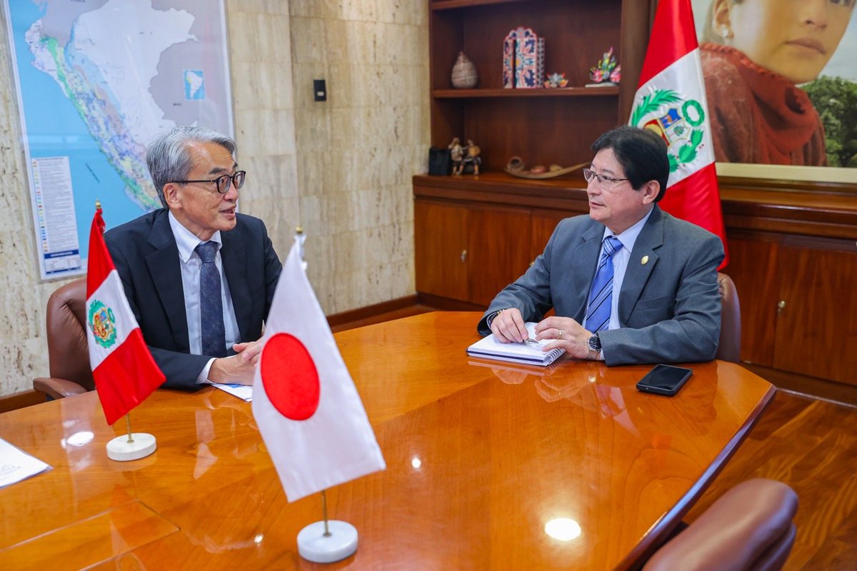 MinemPeru's tweet photo. ✅ El diplomático destacó la participación de empresas japonesas en grandes operaciones mineras del Perú y el interés por impulsar nuevas inversiones en exploración. En esa línea, el ministro Shinno subrayó que es prioridad del Estado generar las condiciones necesarias para que los proyectos se concreten y contribuyan al crecimiento económico del país.