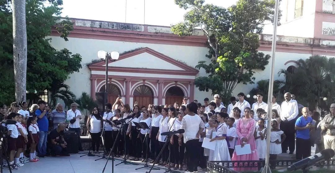 dpscamaguey1's tweet photo. Así abrió este 20 de octubre en la ciudad de #Camagüey por la celebración del Día de la Cultura cubana. Un coro de 100 voces cantó el Himno Nacional, a 158 años de que se escuchara su letra por vez primera, en Bayamo.

#CubaViveEnSuHistoria
#TenemosMemoria https://t.co/5VM9qcRVne