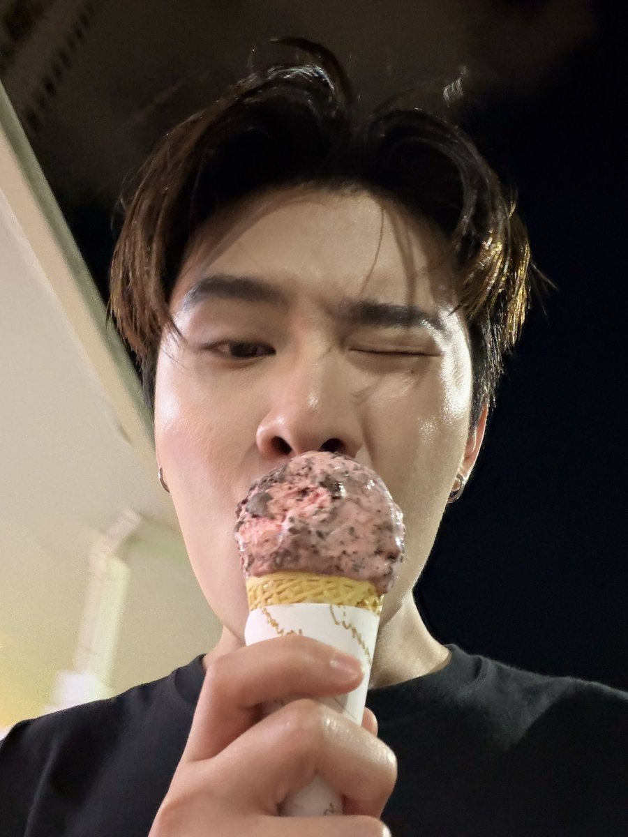 thaichayanon's tweet photo. ไิอติมกินเเล้วใจหวาน เเล้วกินอะไรจะได้หวานใจ https://t.co/JAxqHexRm2