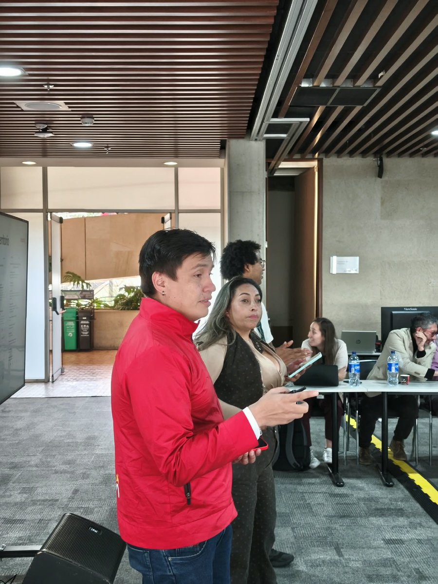 SecGeneralBog's tweet photo. El Modelo #GestoresEnTerritorio sigue articulando y fortaleciendo a más de 50 gestores de entidades como la @Uaesp y el @idipronbogota, promoviendo capacidades que contribuyen a una mejor atención a la ciudadanía. https://t.co/XHuDnPcIKX