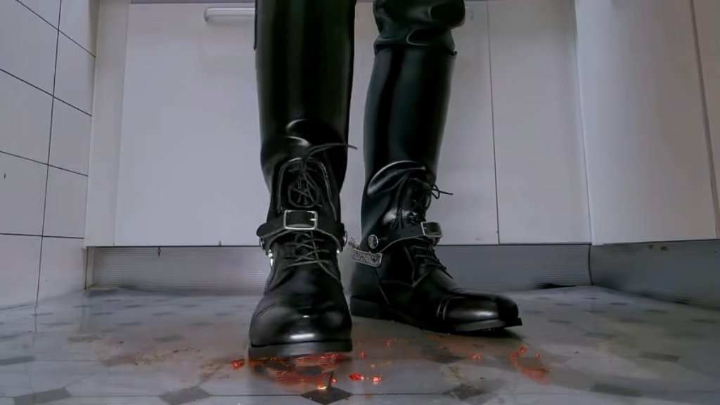Brancoabcd's tweet photo. 朋友又来催更，完全不知道更什么，随便发点吧。
#boots #stomp #trample #crush https://t.co/lN7VfDlWy5