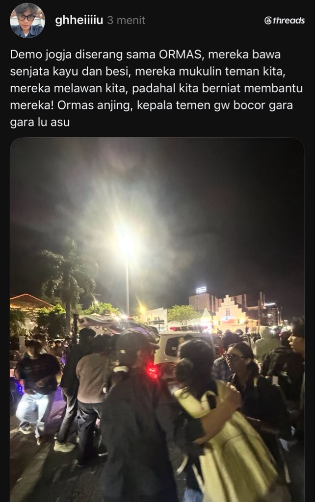 mortaliel's tweet photo. 🚨UPDATE DI MALIOBORO YOGYAKARTA
Berakhir dibentrokin sama ormas bersenjata berpakaian serba hitam, chaos sampai ke gang gang. 

seorang demonstran dikabarkan bocor kepalanya akibat dipukul ormas.

STRATEGI 27 AGUSTUS DIPAKAI LAGI! https://t.co/iGx1LRcAJn