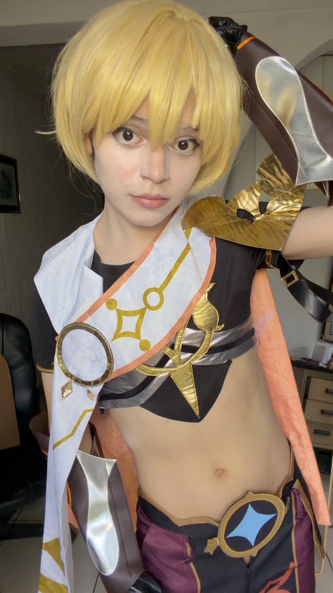 cloudykiiitty's tweet photo. If I posed like this right in front of you, what would you do? https://t.co/bwpTN653JX