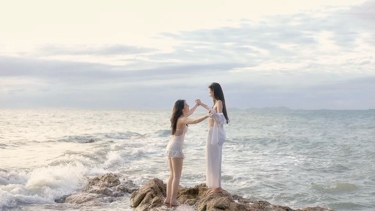 sppkrr's tweet photo. Everything is just so perfect… 🫠 They’re the only ones who can make each other smile like that. 

#miephat #ayaorapan #MieAya https://t.co/U0TgQskZtT