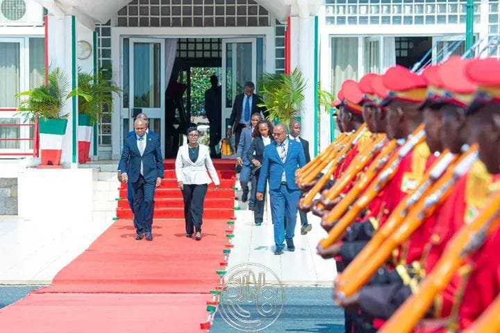 IntumwaNews's tweet photo. #Burundi -Coopération: Le Premier ministre participe au 25ème sommet du COMESA.

Le Premier ministre burundais, Nestor Ntahontuye, a voyagé  l'après-midi du 20 octobre 2026 à destination de Harare, au Zimbabwe, où il représentera le président de la République du Burundi, Son Excellence, Évariste Ndayishimiye, au 25ème sommet des Chefs d’État et de gouvernement du Marché commun de l’Afrique orientale et australe (COMESA).

Cette rencontre sera notamment marquée par le passage de relais à la présidence de cette organisation régionale. Le président zimbabwéen devrait prendre la direction du COMESA, succédant à son homologue kényan, dont le mandat arrive à terme.

Selon le Premier ministre Nestor Ntahontuye, les participants examineront le bilan des activités réalisées en 2025 dans les différents secteurs d’intervention de l’organisation.
Les discussions porteront également sur les barrières non tarifaires qui freinent les échanges commerciaux entre les pays membres, l’amélioration des infrastructures routières ainsi que la facilitation de la circulation des marchandises. Les dirigeants réfléchiront aussi aux moyens de renforcer les investissements dans les différents secteurs afin de stimuler le commerce régional.

Le sommet sera, par ailleurs, une occasion de consolider la coopération entre les États membres, notamment dans les domaines du commerce et d’autres secteurs d’intérêt commun.
Créé pour favoriser l’intégration économique régionale. Le COMESA regroupe 21 États membres, dont le Burundi.

📸 : RTNB