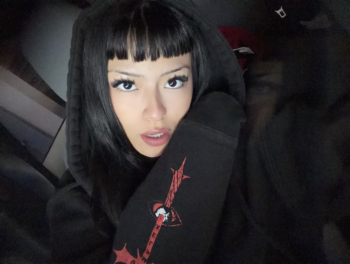 yamibasetas's tweet photo. Let the girl with micro bangs ruin your life https://t.co/CCuTZVYwyz