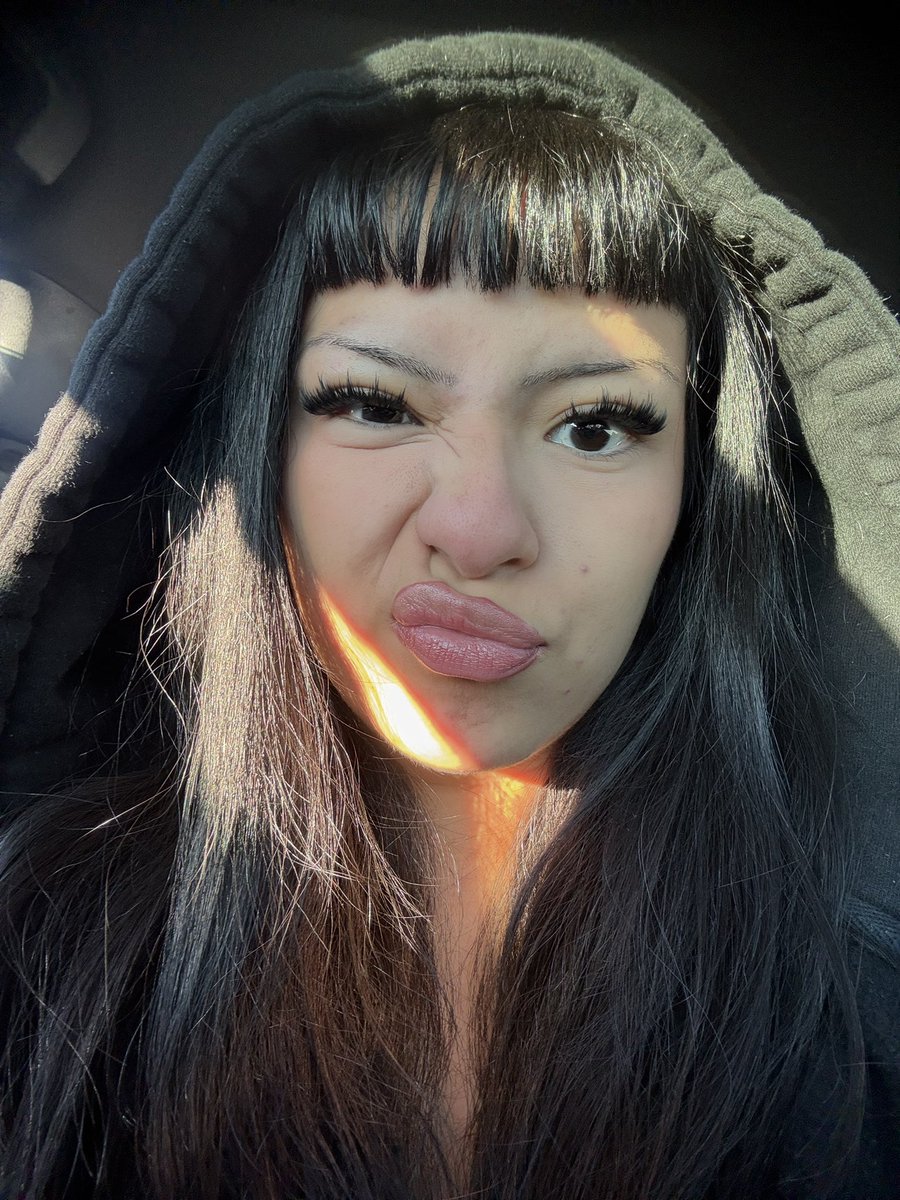yamibasetas's tweet photo. Let the girl with micro bangs ruin your life https://t.co/CCuTZVYwyz