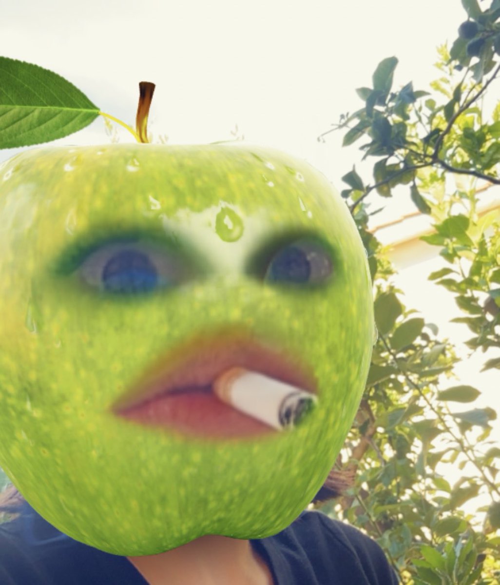 judmilton's tweet photo. user judmilton outside of twt (no that’s not a filter i’m literally an apple) https://t.co/AOkyV6p6yy