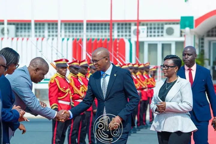 IntumwaNews's tweet photo. #Burundi -Coopération: Le Premier ministre participe au 25ème sommet du COMESA.

Le Premier ministre burundais, Nestor Ntahontuye, a voyagé  l'après-midi du 20 octobre 2026 à destination de Harare, au Zimbabwe, où il représentera le président de la République du Burundi, Son Excellence, Évariste Ndayishimiye, au 25ème sommet des Chefs d’État et de gouvernement du Marché commun de l’Afrique orientale et australe (COMESA).

Cette rencontre sera notamment marquée par le passage de relais à la présidence de cette organisation régionale. Le président zimbabwéen devrait prendre la direction du COMESA, succédant à son homologue kényan, dont le mandat arrive à terme.

Selon le Premier ministre Nestor Ntahontuye, les participants examineront le bilan des activités réalisées en 2025 dans les différents secteurs d’intervention de l’organisation.
Les discussions porteront également sur les barrières non tarifaires qui freinent les échanges commerciaux entre les pays membres, l’amélioration des infrastructures routières ainsi que la facilitation de la circulation des marchandises. Les dirigeants réfléchiront aussi aux moyens de renforcer les investissements dans les différents secteurs afin de stimuler le commerce régional.

Le sommet sera, par ailleurs, une occasion de consolider la coopération entre les États membres, notamment dans les domaines du commerce et d’autres secteurs d’intérêt commun.
Créé pour favoriser l’intégration économique régionale. Le COMESA regroupe 21 États membres, dont le Burundi.

📸 : RTNB