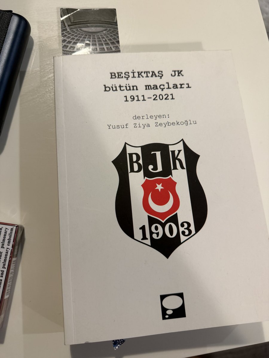 kuvaya1's tweet photo. Kız: Düzenli kitap okuma alışkanlığı olan erkeklerden hoşlanırım 

Biz: https://t.co/TKKZY2xTHW