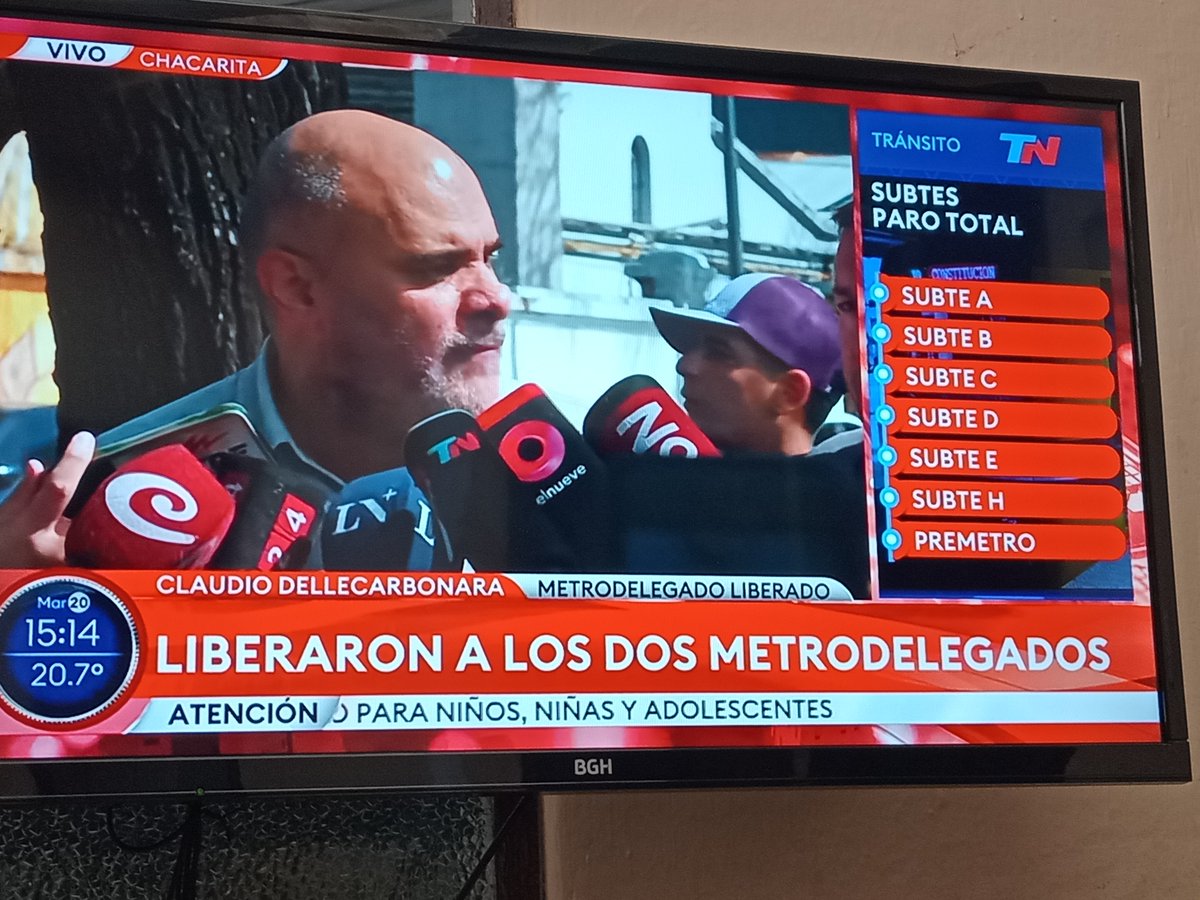 64Elcira's tweet photo. Claudio DellaCarbonara está preocupado por la situación inmobiliaria en CABA...🤔
No sabía que por las inmobiliarias estos vagos hicieron paro.🤦♀️
#metrodelegados
#ParoDeSubtes https://t.co/D2Py6Wfolm