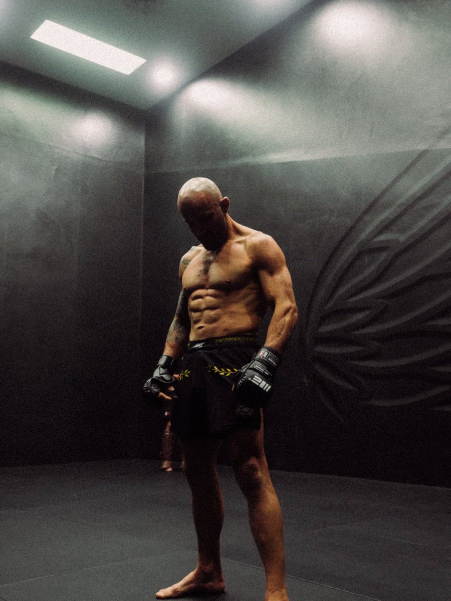 gastonreyno's tweet photo. 38 años no son nada para Volkanovski… está físicamente IMPECABLE! 💪🏻🇦🇺👑 https://t.co/DCqb8uqUW5