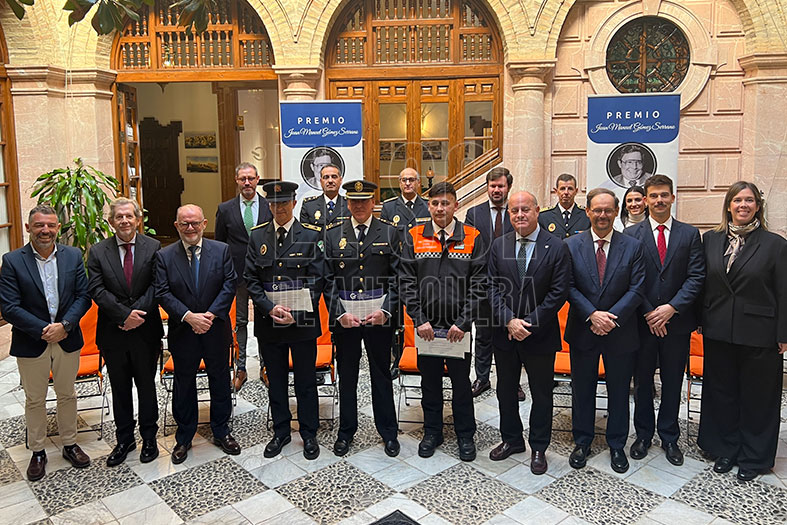 ElSoldAntequera's tweet photo. 🔴📰#Antequera 👮🏼‍♂️#Premios #FuerzasSeguridad
👉 Los Premios Juan Manuel Gómez Serrano abren el plazo para galardonar a las fuerzas de seguridad.
⤵️ Todo el reportaje:
https://t.co/b2EyInxQEJ https://t.co/iAFawBbTYQ