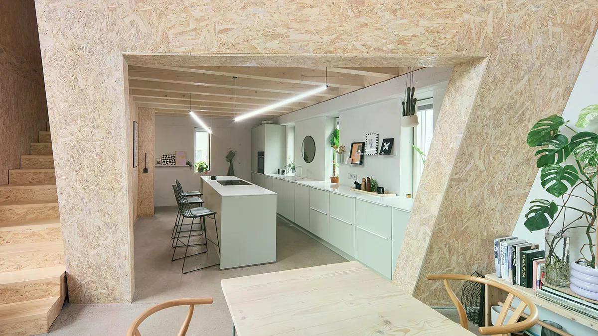 telva's tweet photo. Nadie imagina que esta típica casita blanca con tejado a dos aguas esconde otra casa en su interior https://t.co/H9mplgyi8s https://t.co/HaX8usOd6v