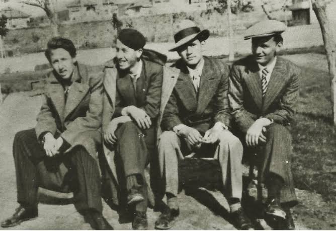 kulluk_kahvesi's tweet photo. Dört kişi parkta çektirmişiz,
Ben, Orhan, Oktay, bir de Şinasi...
Anlaşılan sonbahar
Kimimiz paltolu, kimimiz ceketli
Yapraksız arkamızdaki ağaçlar...
Babası daha ölmemiş Oktay'ın,
Ben bıyıksızım,
Orhan, Süleyman efendiyi tanımamış.

Ama ben hiç böyle mahzun olmadım;
Ölümü hatırlatan ne var bu resimde?
Oysa hayattayız hepimiz.

Melih Cevdet Anday