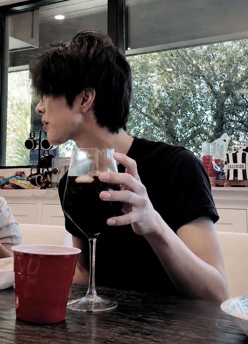 86cwjm's tweet photo. boy with messy hair does it better https://t.co/V6XSrY3EWf