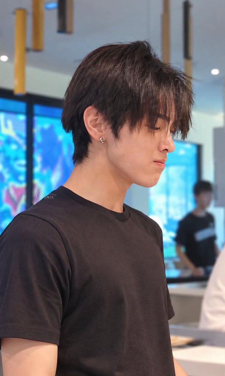 86cwjm's tweet photo. boy with messy hair does it better https://t.co/V6XSrY3EWf