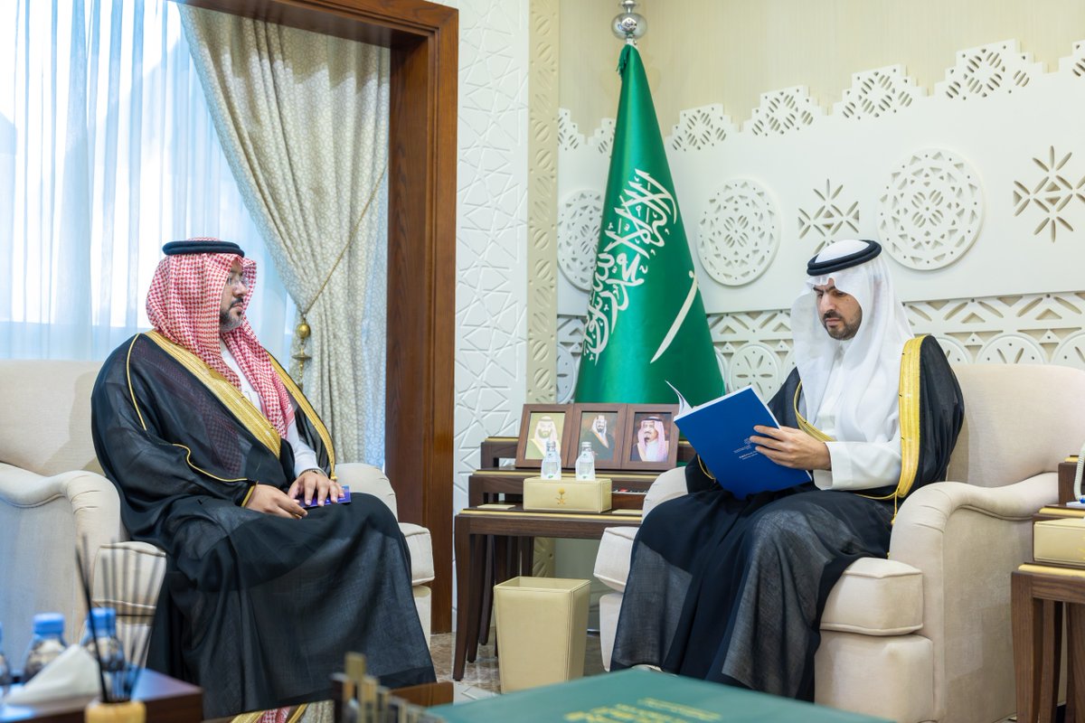 Saudi_EUni's tweet photo. 📰استقبل صاحب السمو الملكي الأمير سعود بن بندر بن عبدالعزيز، نائب أمير المنطقة الشرقية، رئيس جامعة الأمير مساعد بن عبدالرحمن أ.د. محمد بن يحيى مرضي، واطّلع سموه على برامج الجامعة التعليمية والتدريبية وخدماتها، وجهودها في تطوير البيئة التعليمية وتأهيل الكفاءات الوطنية.

#رواد_تعليم_المستقبل
