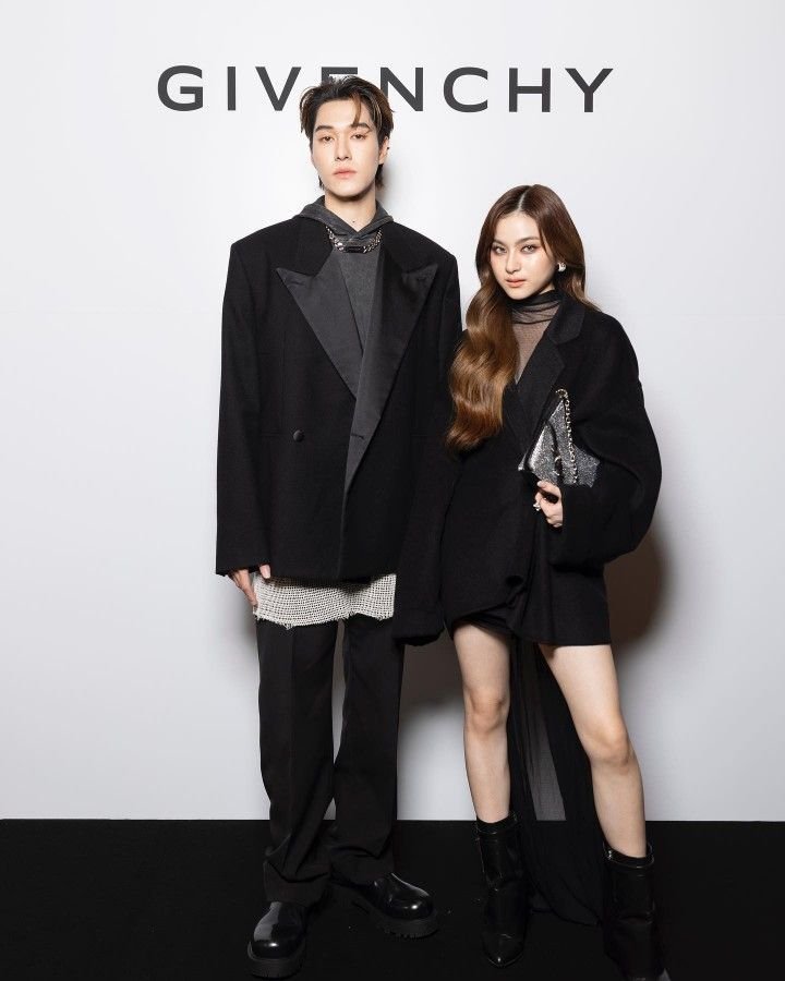 Samkun37's tweet photo. When Thailand’s top actors join a company just to get closer to their crushes: 

#Skynani 🩷🩵 #Nychaprim 🩷🤍 https://t.co/xRkbKYNYop