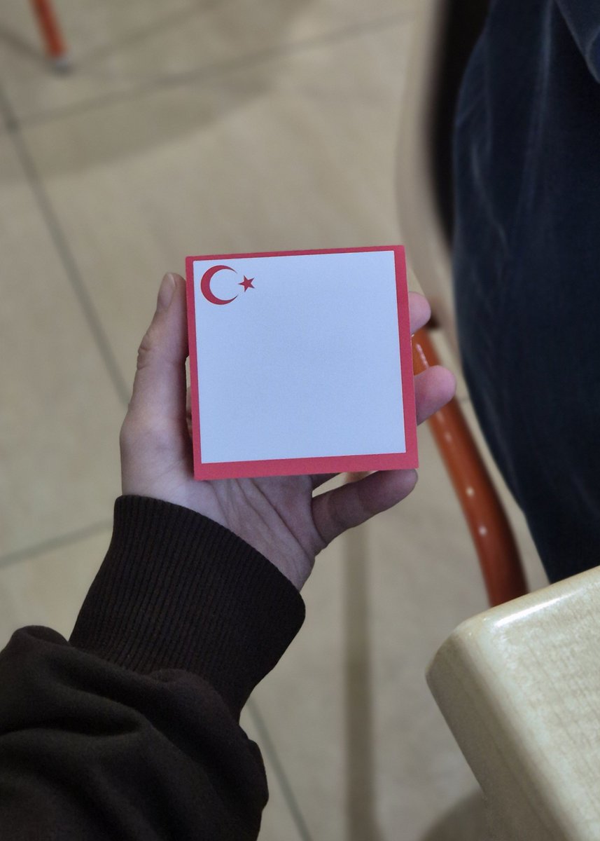 eebraarw's tweet photo. ben basit bir insanım türk bayrağı gördüm mü mutlu olurum https://t.co/OJ1CxUx1Um