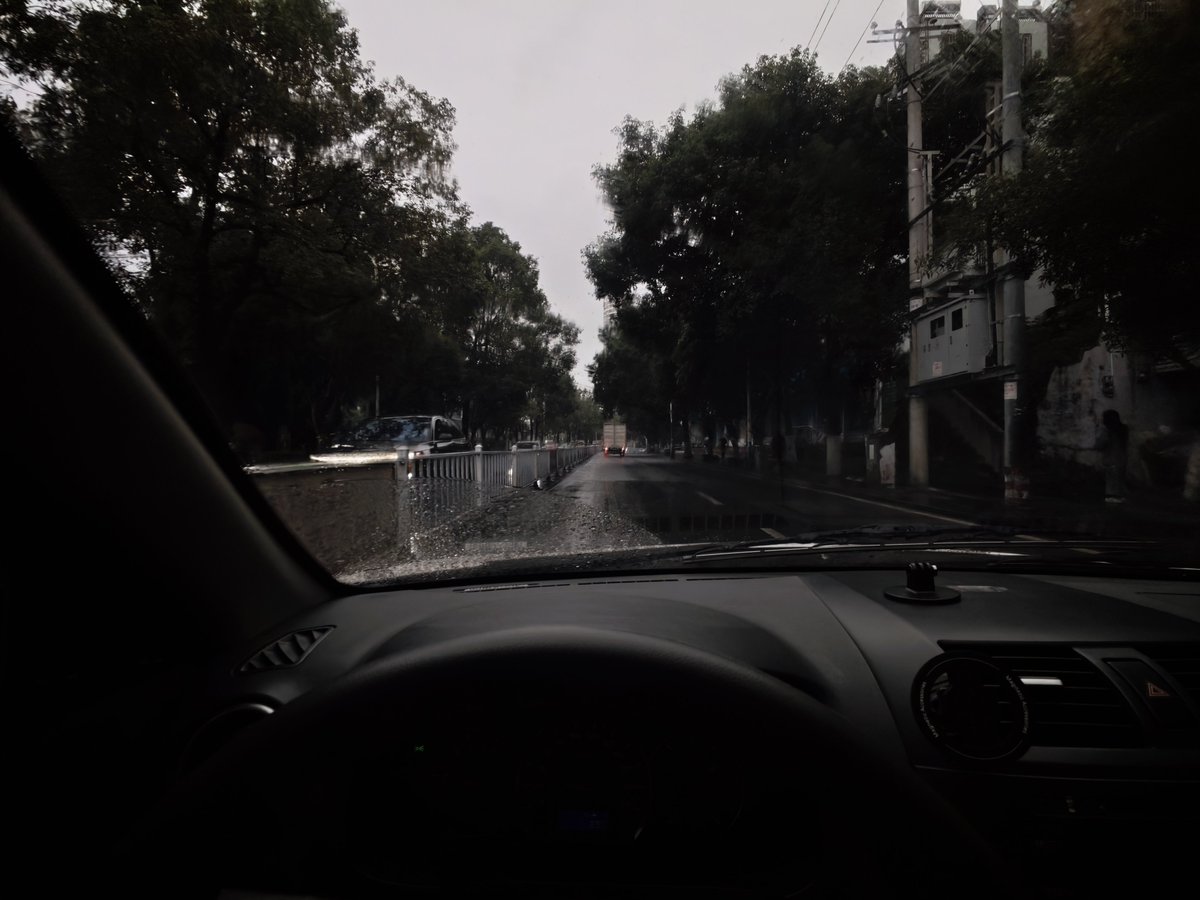 ZeDerichang's tweet photo. 今日飘雨，不宜出门 https://t.co/ax9vpZPtXy