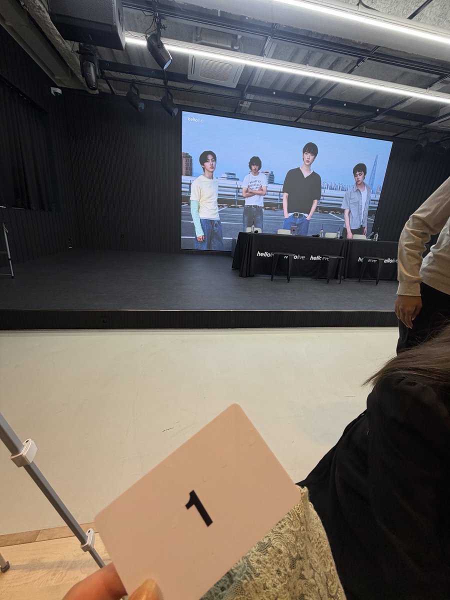 seralovei's tweet photo. 에스플렉스랑 뮤아홀 헬라홀임
ㄹㅇ 팬싸장 크기 자체가 반의반의반���야
에스플렉스는 발 잘못디디면 ��음 https://t.co/sA4eDKHKt1