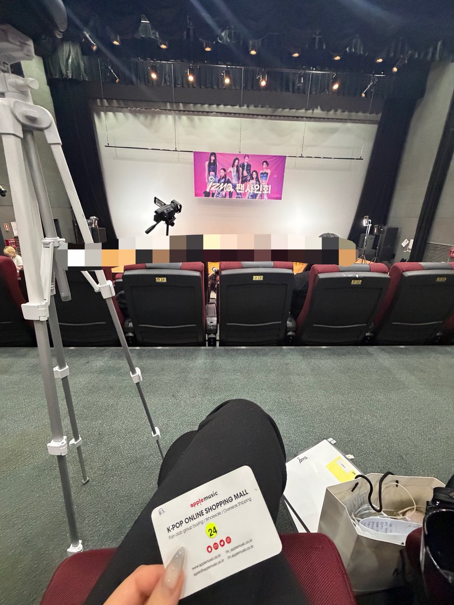 seralovei's tweet photo. 에스플렉스랑 뮤아홀 헬라홀임
ㄹㅇ 팬싸장 크기 자체가 반의반의반���야
에스플렉스는 발 잘못디디면 ��음 https://t.co/sA4eDKHKt1