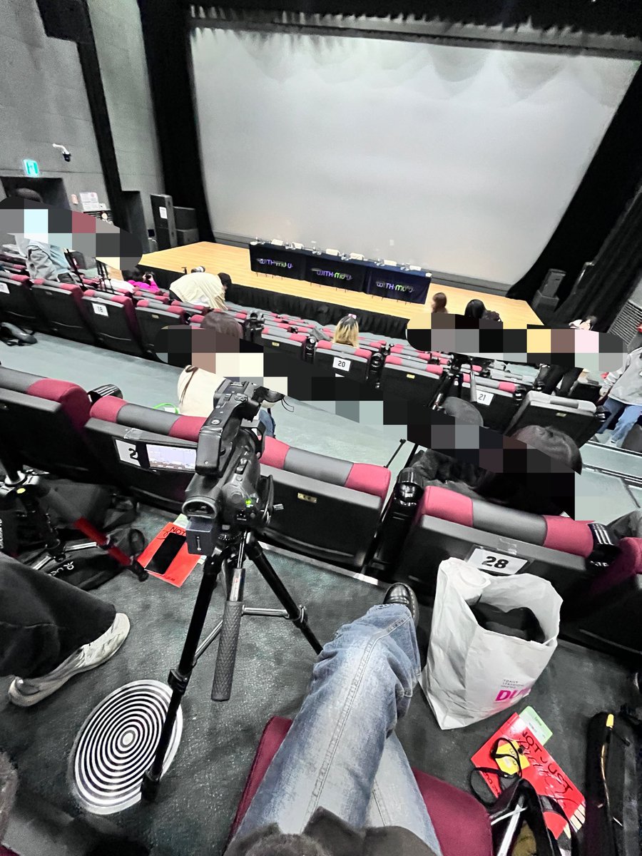 seralovei's tweet photo. 에스플렉스랑 뮤아홀 헬라홀임
ㄹㅇ 팬싸장 크기 자체가 반의반의반���야
에스플렉스는 발 잘못디디면 ��음 https://t.co/sA4eDKHKt1
