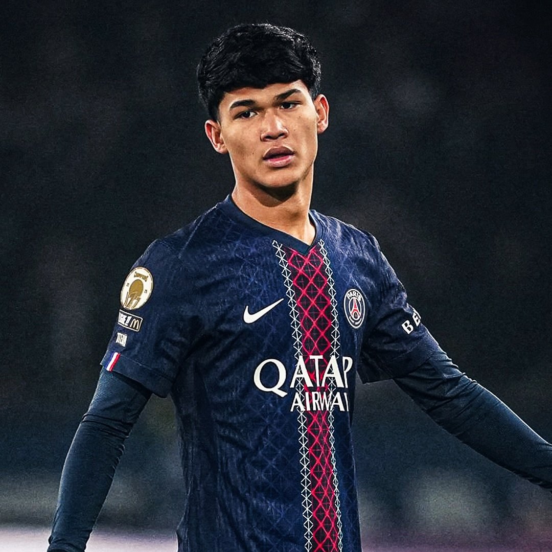 TouchlineX's tweet photo. 🚨 𝗡𝗘𝗪: Hansi Flick is STILL FURIOUS about Dro Fernández's departure from Barcelona to PSG.

The German manager viewed the youngster's decision as a BETRAYAL and immediately told him to EMPTY HIS LOCKER after learning he was leaving.

Barcelona had planned to extend Dro's contract until 2031, but the midfielder chose to join PSG for €8 MILLION, reportedly seeking less competition for playing time.

And now, Flick and Dro are set to FACE EACH OTHER TONIGHT in the Champions League! 

— @sport