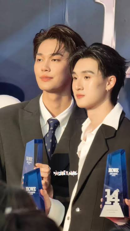 Emel74132637's tweet photo. พรุ่งนี้ไม่ต้องกินข้าวแล้วค่ะ เพราะคืนนี้อิ่มเอมกับความหล่อและความหวานของดิวตี้จนล้นออกปาก! ชงเก่ง ชงเข้ม ชงจนมัมหมีเบาหวานจะขึ้นตา เป็นลุคที่ดูโตขึ้นและมีเสน่ห์น่าค้นหามากๆ ปังไม่ไหวแล้วลูกเอ๊ย! #HOWEMAGAZINE #HOWEAWARDS2026 #DewTee https://t.co/f7IoAtn7R7