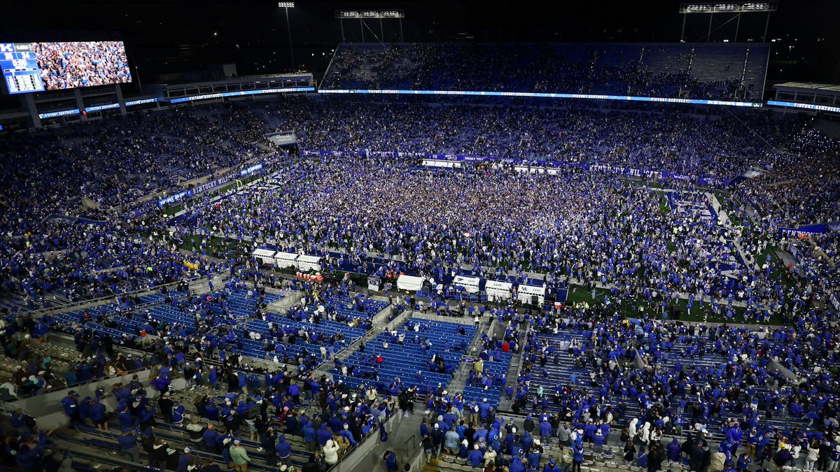 KentuckyNet's tweet photo. 🚨 KENTUCKY FOOTBALL TICKET GIVEAWAY 🚨

We're giving away TWO tickets to Kentucky vs. Vanderbilt this weekend! 🏈💙

HOW TO ENTER ⬇️

1️⃣ Follow @KentuckyNet, @OwnsClassyDylan  &amp; @uktorv 
2️⃣ Retweet this post 🔁
3️⃣ Comment your favorite Kentucky football player 🏈

Good luck! https://t.co/A6hKgl5BsS