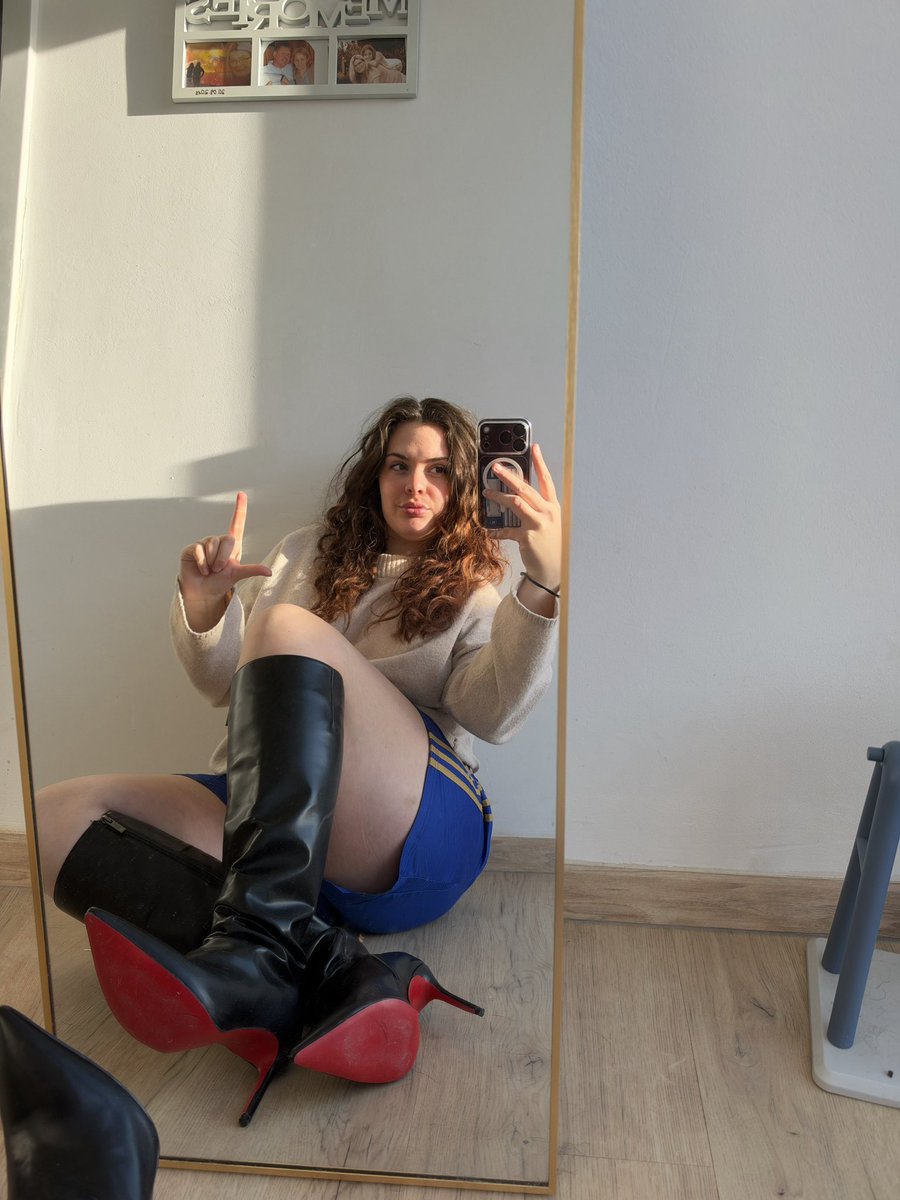 Goddesslea283's tweet photo. Meine roten Sohlen symbolisieren, dass Ihr Bankkonto im Minus ist💁🏽‍♀️ https://t.co/hcp4o5kCrm