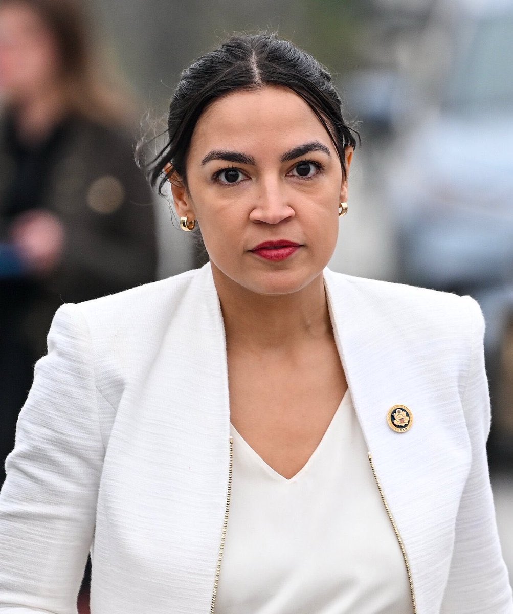 AOCtracker's tweet photo. Trump says he likes AOC because “she’s doing her thing.”

Even Trump can’t deny AOC’s rise. https://t.co/cmel67pBiE