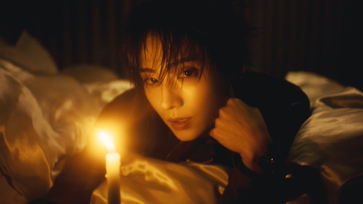 writemywonz's tweet photo. the warm light, the sultry expression, the elegant pose lee sangwon you are insane https://t.co/dIJ3depZTS