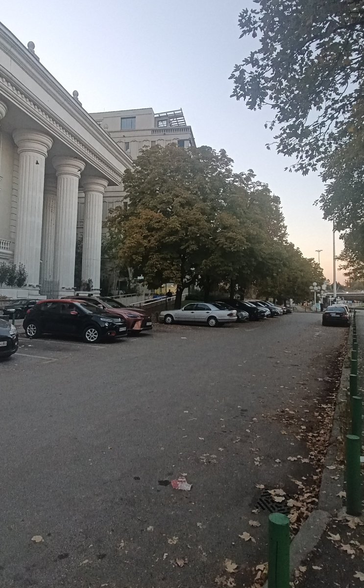 box_kiki's tweet photo. Една од работите што најмногу ме нервирата во градов е што не се знае кај тера.
Направија катна, ја расипаа за месец дена, и наместо да ја поправат си направија паркинг до неа на сред кеј што можеше да биде пешачка зона како од другата страна.
А катната си стана руина и депонија. https://t.co/yllHUSczYf