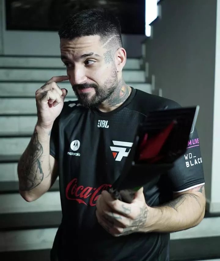 fluxoggCS's tweet photo. Tá a maior treta do mundo ali

E eu quero saber, quem é maior, ASPAS ou BRTT https://t.co/6a0D0ErJpf